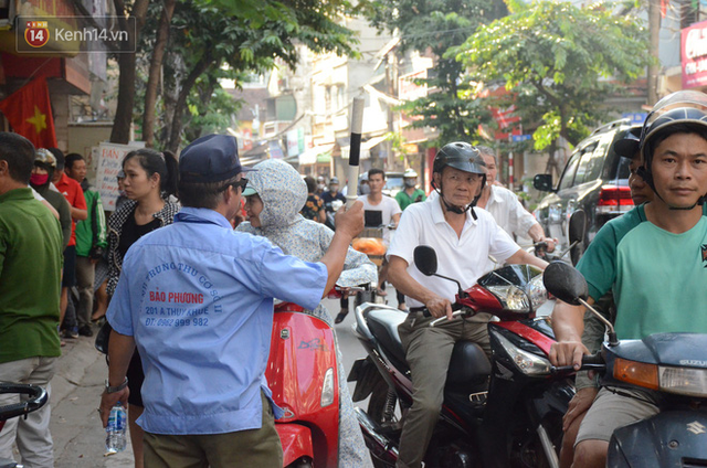 Chùm ảnh: Người Hà Nội xếp hàng dài chờ mua bánh Trung Thu Bảo Phương, đường phố tắc nghẽn - Ảnh 16.