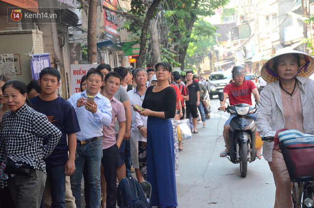 Chùm ảnh: Người Hà Nội xếp hàng dài chờ mua bánh Trung Thu Bảo Phương, đường phố tắc nghẽn - Ảnh 3.