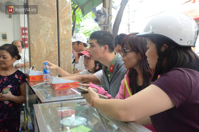 Chùm ảnh: Người Hà Nội xếp hàng dài chờ mua bánh Trung Thu Bảo Phương, đường phố tắc nghẽn - Ảnh 7.