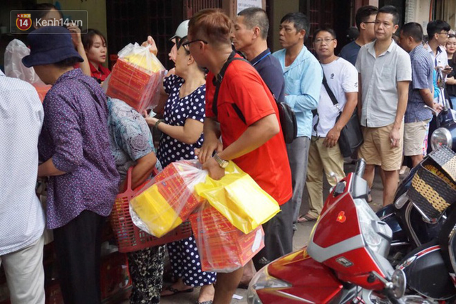 Chùm ảnh: Người Hà Nội xếp hàng dài chờ mua bánh Trung Thu Bảo Phương, đường phố tắc nghẽn - Ảnh 9.