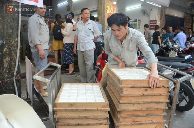 Chùm ảnh: Người Hà Nội xếp hàng dài chờ mua bánh Trung Thu Bảo Phương, đường phố tắc nghẽn - Ảnh 10.