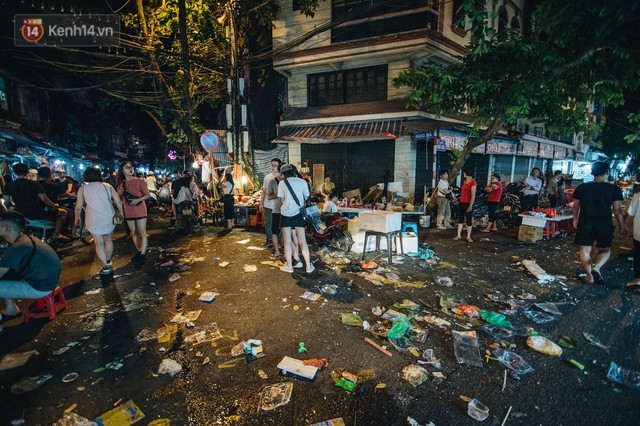 Chùm ảnh: Chợ Trung thu truyền thống ở Hà Nội ngập trong rác thải sau đêm Rằm tháng 8 - Ảnh 1.