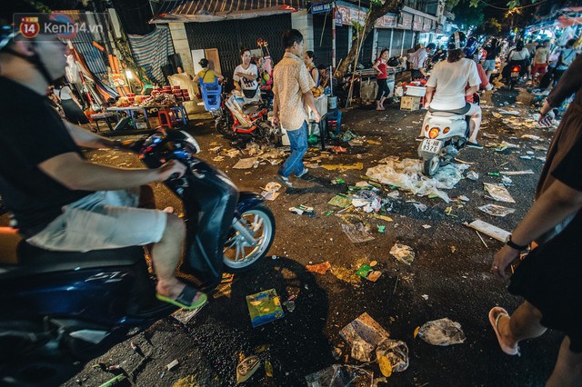 Chùm ảnh: Chợ Trung thu truyền thống ở Hà Nội ngập trong rác thải sau đêm Rằm tháng 8 - Ảnh 2.