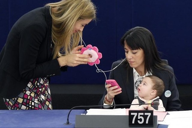 Ảnh: Các nữ nghị sĩ chăm con nhỏ giữa Nghị viện châu Âu và LHQ - Ảnh 11.