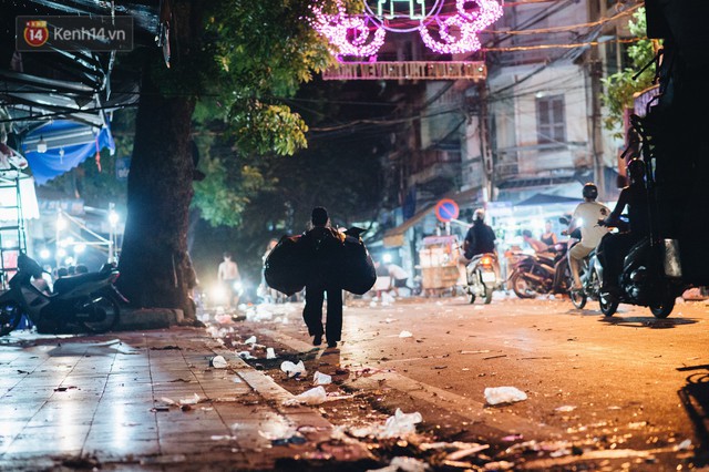 Chùm ảnh: Chợ Trung thu truyền thống ở Hà Nội ngập trong rác thải sau đêm Rằm tháng 8 - Ảnh 14.