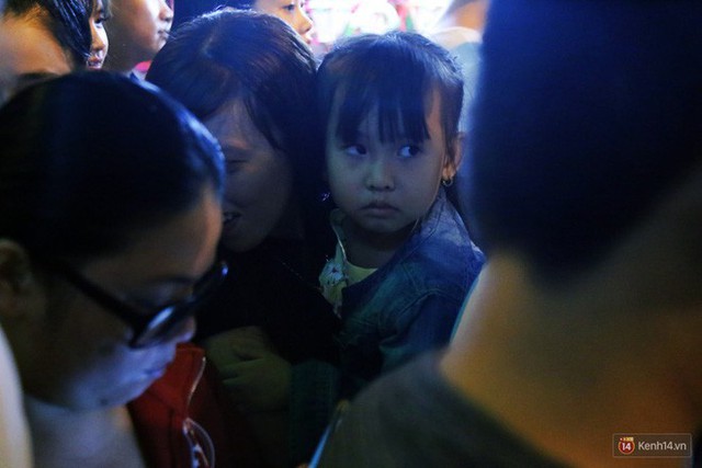 Rằm Trung thu ở Sài Gòn và Hà Nội: Người lớn vã mồ hôi, trẻ em òa khóc vì kẹt giữa biển người trong phố lồng đèn - Ảnh 16.