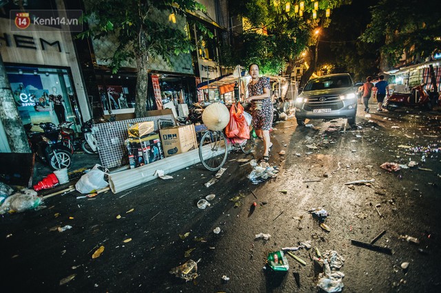 Chùm ảnh: Chợ Trung thu truyền thống ở Hà Nội ngập trong rác thải sau đêm Rằm tháng 8 - Ảnh 3.
