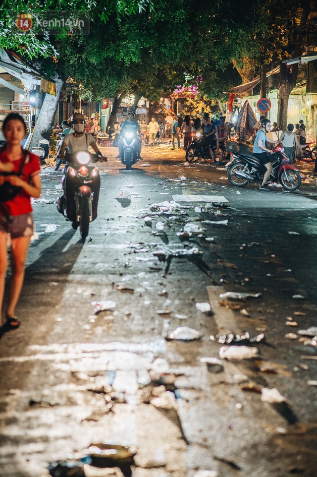Chùm ảnh: Chợ Trung thu truyền thống ở Hà Nội ngập trong rác thải sau đêm Rằm tháng 8 - Ảnh 4.