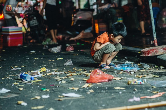 Chùm ảnh: Chợ Trung thu truyền thống ở Hà Nội ngập trong rác thải sau đêm Rằm tháng 8 - Ảnh 5.