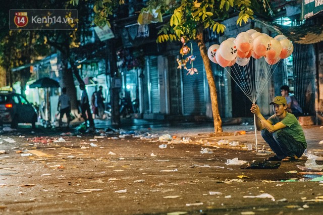Chùm ảnh: Chợ Trung thu truyền thống ở Hà Nội ngập trong rác thải sau đêm Rằm tháng 8 - Ảnh 6.