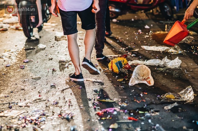 Chùm ảnh: Chợ Trung thu truyền thống ở Hà Nội ngập trong rác thải sau đêm Rằm tháng 8 - Ảnh 7.