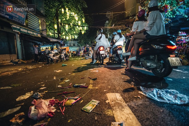 Chùm ảnh: Chợ Trung thu truyền thống ở Hà Nội ngập trong rác thải sau đêm Rằm tháng 8 - Ảnh 8.