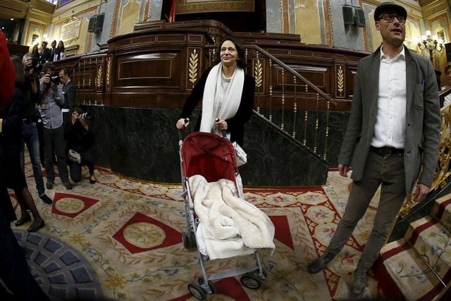 Ảnh: Các nữ nghị sĩ chăm con nhỏ giữa Nghị viện châu Âu và LHQ - Ảnh 8.