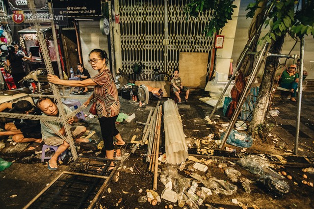 Chùm ảnh: Chợ Trung thu truyền thống ở Hà Nội ngập trong rác thải sau đêm Rằm tháng 8 - Ảnh 9.