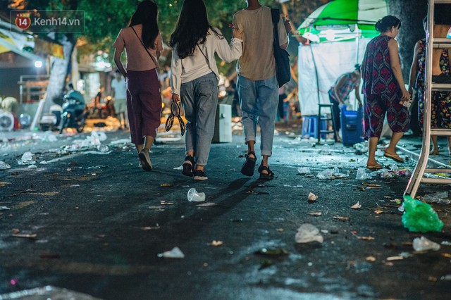 Chùm ảnh: Chợ Trung thu truyền thống ở Hà Nội ngập trong rác thải sau đêm Rằm tháng 8 - Ảnh 10.