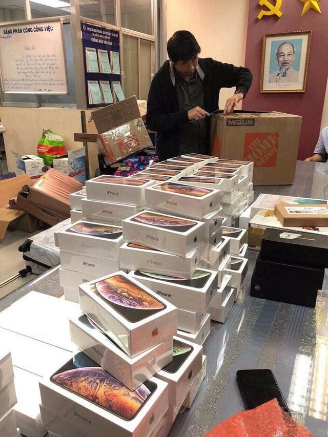 Hải quan Tân Sơn Nhất bắt giữ lô hàng hơn 250 iPhone, trị giá gần 7 tỷ đồng - Ảnh 2.