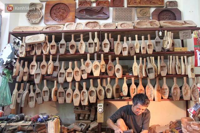 Ghé thăm người đàn ông 35 năm đẽo đục khuôn bánh Trung thu ở Hà Nội: Một khuôn gỗ đắt nhất giá 5 triệu - Ảnh 1.
