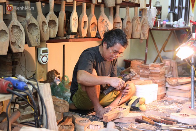 Ghé thăm người đàn ông 35 năm đẽo đục khuôn bánh Trung thu ở Hà Nội: Một khuôn gỗ đắt nhất giá 5 triệu - Ảnh 2.