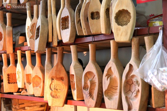 Ghé thăm người đàn ông 35 năm đẽo đục khuôn bánh Trung thu ở Hà Nội: Một khuôn gỗ đắt nhất giá 5 triệu - Ảnh 11.