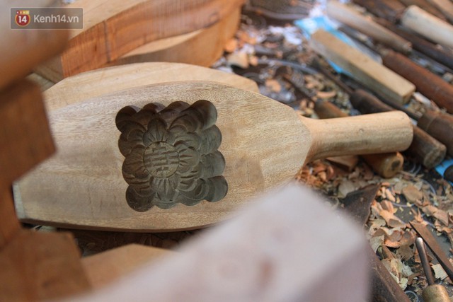 Ghé thăm người đàn ông 35 năm đẽo đục khuôn bánh Trung thu ở Hà Nội: Một khuôn gỗ đắt nhất giá 5 triệu - Ảnh 4.