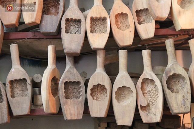Ghé thăm người đàn ông 35 năm đẽo đục khuôn bánh Trung thu ở Hà Nội: Một khuôn gỗ đắt nhất giá 5 triệu - Ảnh 5.