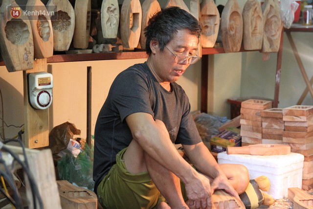 Ghé thăm người đàn ông 35 năm đẽo đục khuôn bánh Trung thu ở Hà Nội: Một khuôn gỗ đắt nhất giá 5 triệu - Ảnh 10.