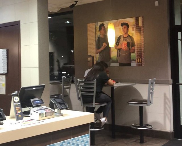 Hai anh chàng láu cá tự treo hình mình lên quán McDonald để trang trí, suốt 2 tháng không ai phát hiện ra - Ảnh 3.