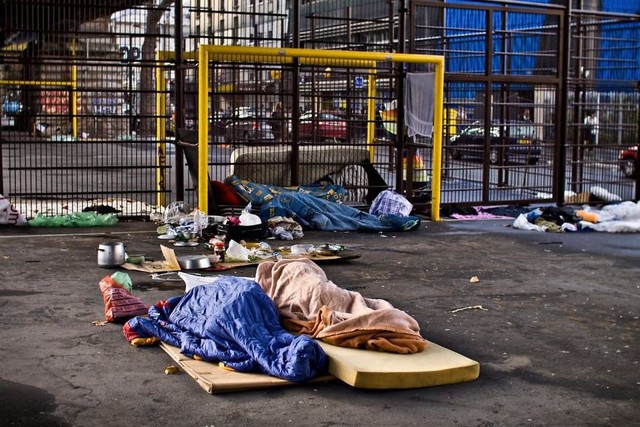 Một Paris rất khác: Không có ánh hào quang hoa lệ, người vô gia cư sống vạ vật, lay lắt trên những con phố bẩn thỉu ngập ngụa rác - Ảnh 8.