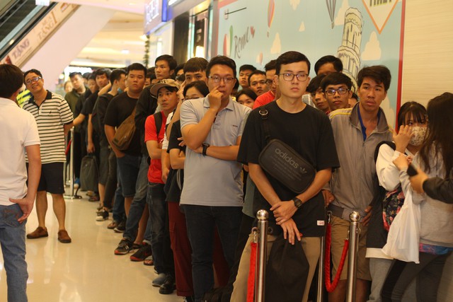Hàng trăm người xếp hàng mua sản phẩm Xiaomi tại cửa hàng Mi Store đầu tiên tại Việt Nam - Ảnh 1.