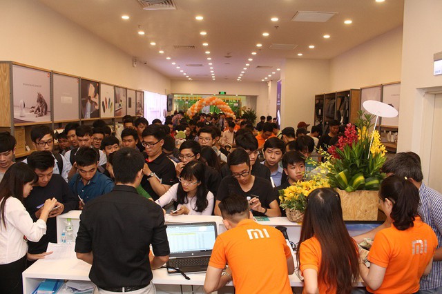 Hàng trăm người xếp hàng mua sản phẩm Xiaomi tại cửa hàng Mi Store đầu tiên tại Việt Nam - Ảnh 2.