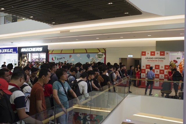 Hàng trăm người xếp hàng mua sản phẩm Xiaomi tại cửa hàng Mi Store đầu tiên tại Việt Nam - Ảnh 3.