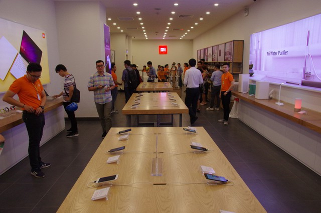 Hàng trăm người xếp hàng mua sản phẩm Xiaomi tại cửa hàng Mi Store đầu tiên tại Việt Nam - Ảnh 4.