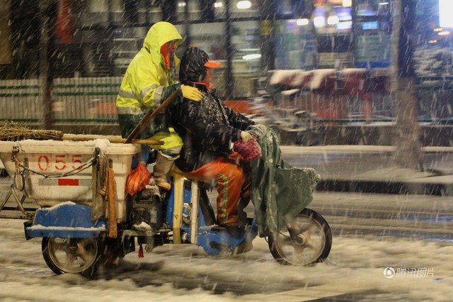 Cảnh tượng lạnh đầy khắc nghiệt tại Trung Quốc: Chị em phụ nữ quấn chăn, bịt kín lái xe máy đi làm - Ảnh 1.