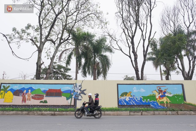 Chùm ảnh: Bức tường tôn cũ kỹ dài 300 mét ở Hà Nội bỗng hóa thành con đường bích họa đong đầy nhiều câu chuyện - Ảnh 1.