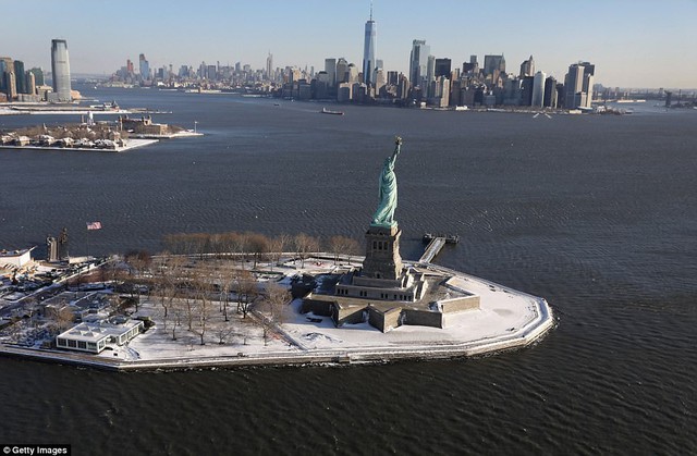 Sau trận bão tuyết kinh hoàng, thành phố New York hoang tàn, ảm đạm như trong phim Ngày Tận Thế - Ảnh 2.