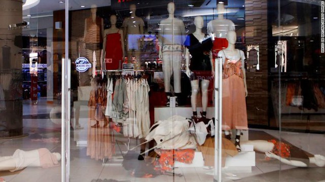 H&M đóng toàn bộ cửa hiệu tại Nam Phi vì một lỗi quảng cáo - Ảnh 1.