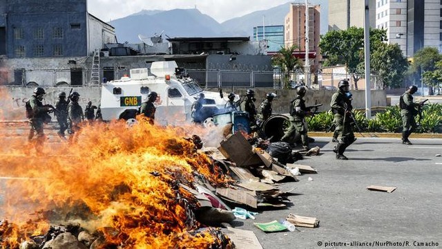 Siêu lạm phát ở Venezuela: Siêu thị không còn hàng để bán, thuốc men không có mà mua, tiền lương một tháng chỉ đủ mua 6 chai dầu gội đầu - Ảnh 4.