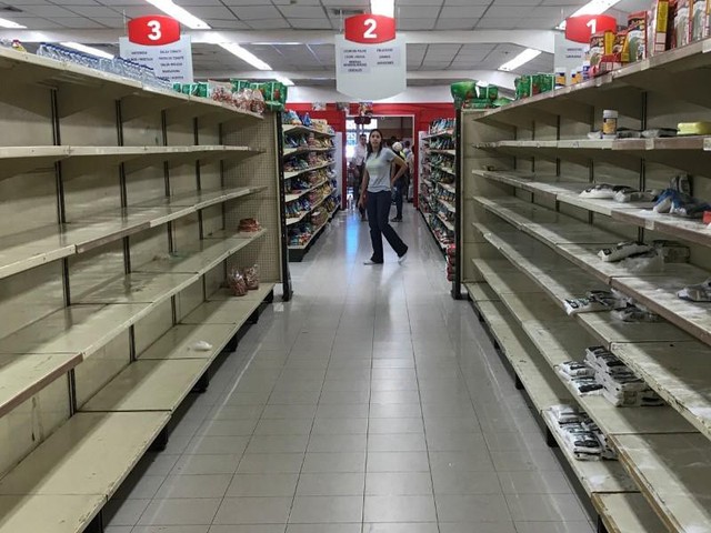 Siêu lạm phát ở Venezuela: Siêu thị không còn hàng để bán, thuốc men không có mà mua, tiền lương một tháng chỉ đủ mua 6 chai dầu gội đầu - Ảnh 1.