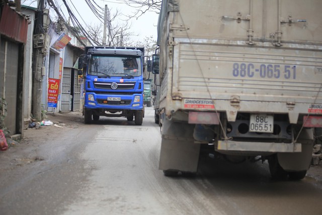 Con đường đau khổ ở Hà Nội bị cày nát, bụi vây kín nhà dân bởi hàng nghìn lượt xe siêu trọng tải mỗi ngày - Ảnh 2.