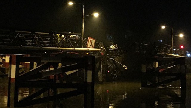 Cận cảnh hiện trường cầu sập khiến ô tô, xe máy rơi xuống sông ở Sài Gòn - Ảnh 2.
