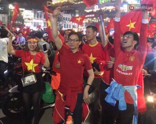 Phó Thủ tướng Vũ Đức Đam hoà vào dòng người chúc mừng đội tuyển U23 Việt Nam giành vé vào chung kết - Ảnh 2.