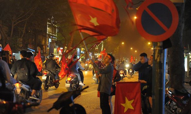 Kiếm bộn tiền đêm ăn mừng chiến thắng của tuyển U23 Việt Nam - Ảnh 2.