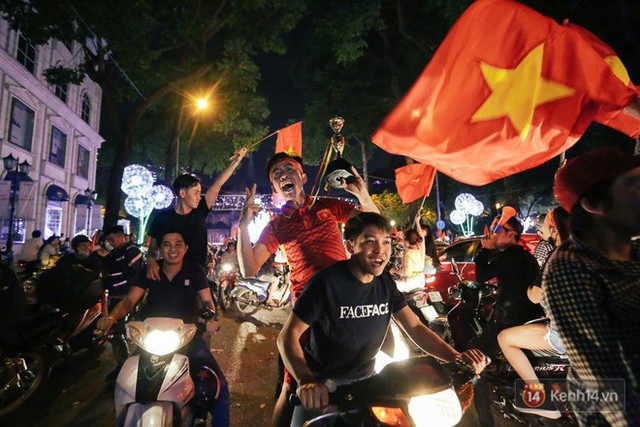 Một đêm “vui quên Tết” bởi U23 Việt Nam: Hôm nay ra đường, ai cũng dễ thương! - Ảnh 11.