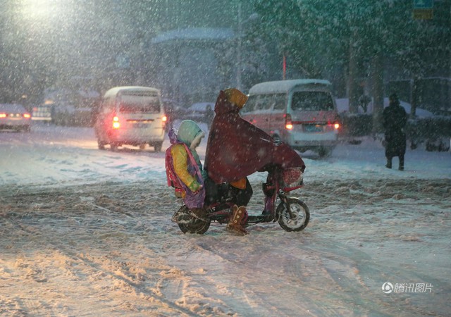 Cảnh tượng lạnh đầy khắc nghiệt tại Trung Quốc: Chị em phụ nữ quấn chăn, bịt kín lái xe máy đi làm - Ảnh 12.