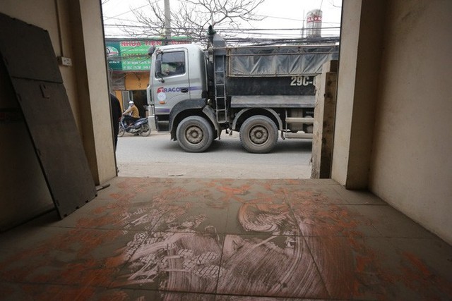 Con đường đau khổ ở Hà Nội bị cày nát, bụi vây kín nhà dân bởi hàng nghìn lượt xe siêu trọng tải mỗi ngày - Ảnh 12.