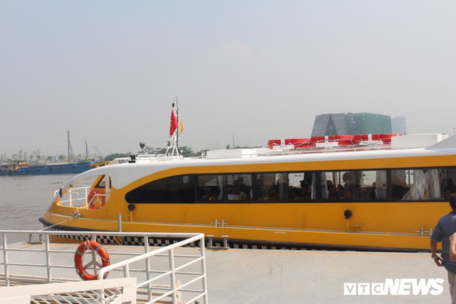 Khách Tây háo hức xếp hàng dài đi buýt sông đầu tiên ở Sài Gòn - Ảnh 13.