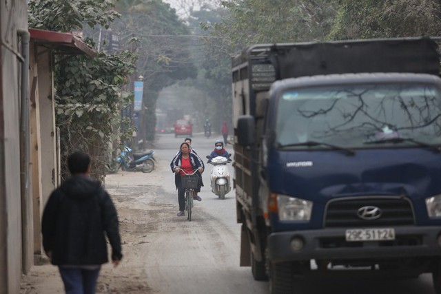 Con đường đau khổ ở Hà Nội bị cày nát, bụi vây kín nhà dân bởi hàng nghìn lượt xe siêu trọng tải mỗi ngày - Ảnh 13.
