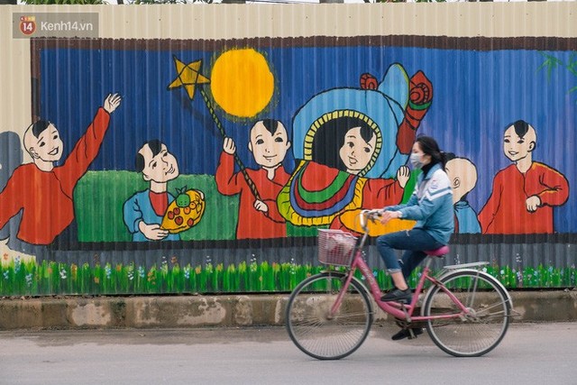 Chùm ảnh: Bức tường tôn cũ kỹ dài 300 mét ở Hà Nội bỗng hóa thành con đường bích họa đong đầy nhiều câu chuyện - Ảnh 14.