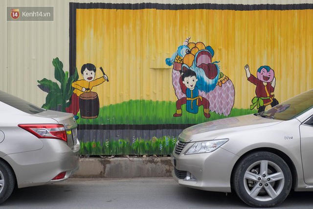 Chùm ảnh: Bức tường tôn cũ kỹ dài 300 mét ở Hà Nội bỗng hóa thành con đường bích họa đong đầy nhiều câu chuyện - Ảnh 15.