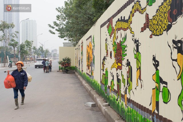 Chùm ảnh: Bức tường tôn cũ kỹ dài 300 mét ở Hà Nội bỗng hóa thành con đường bích họa đong đầy nhiều câu chuyện - Ảnh 18.